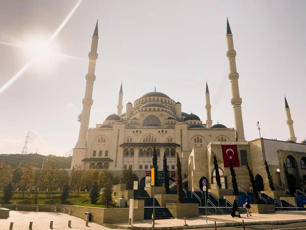 30 oktober 2019. Istanbul Camlica Moskee. Turkse Camlica Camii. De grootste moskee in Turkije. De nieuwe moskee en de grootste in Istanbul. Gelegen op de prachtige Buyuk Camlica Tepesi heuvel, Uskudar — Stockfoto