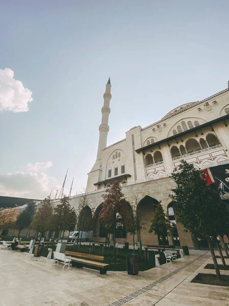 30 de outubro de 2019. Mesquita Camlica de Istambul. Camlica Turca Camii. A maior mesquita da Turquia. A nova mesquita e a maior de Istambul. Localizado na bela Buyuk Camlica Tepesi colina, Uskudar — Fotografia de Stock
