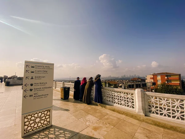 30 Ekim 2019. İstanbul Camlica Camii. Türk Camlica Camii. Türkiye 'nin en büyük camii. Yeni cami ve İstanbul 'un en büyüğü. Güzel Buyuk Camlica Tepesi tepesinde, Uskudar 'da. — Stok fotoğraf