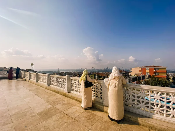 30 Ekim 2019. İstanbul Camlica Camii. Türk Camlica Camii. Türkiye 'nin en büyük camii. Yeni cami ve İstanbul 'un en büyüğü. Güzel Buyuk Camlica Tepesi tepesinde, Uskudar 'da. — Stok fotoğraf