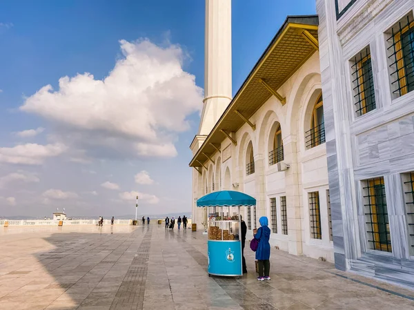 30 Οκτωβρίου 2019. Τζαμί Καμλίκα Ιστανμπούλ. Τουρκική Camlica Camii. Το μεγαλύτερο τζαμί στην Τουρκία. Το νέο τζαμί και το μεγαλύτερο στην Κωνσταντινούπολη. Βρίσκεται στην όμορφη Buyuk Camlica Tepesi λόφο, Uskudar — Φωτογραφία Αρχείου