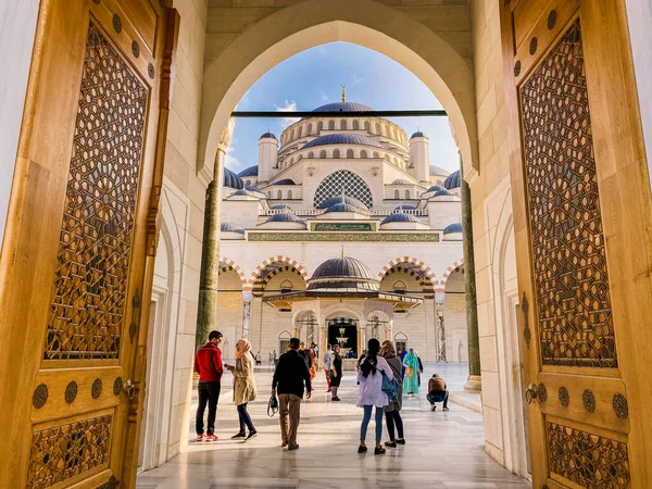 30 Ekim 2019. İstanbul Camlica Camii. Türk Camlica Camii. Türkiye 'nin en büyük camii. Yeni cami ve İstanbul 'un en büyüğü. Güzel Buyuk Camlica Tepesi tepesinde, Uskudar 'da. — Stok fotoğraf