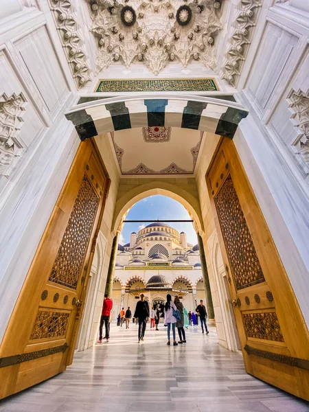 30 Ekim 2019. İstanbul Camlica Camii. Türk Camlica Camii. Türkiye 'nin en büyük camii. Yeni cami ve İstanbul 'un en büyüğü. Güzel Buyuk Camlica Tepesi tepesinde, Uskudar 'da. — Stok fotoğraf