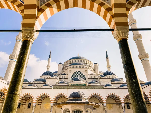 30 de outubro de 2019. Mesquita Camlica de Istambul. Camlica Turca Camii. A maior mesquita da Turquia. A nova mesquita e a maior de Istambul. Localizado na bela Buyuk Camlica Tepesi colina, Uskudar — Fotografia de Stock