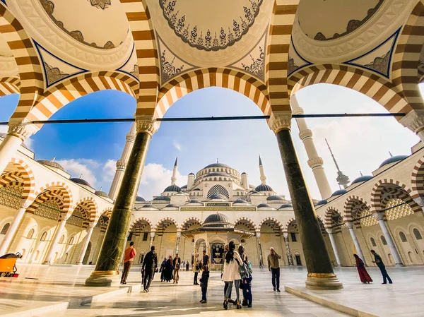 30 Οκτωβρίου 2019. Τζαμί Καμλίκα Ιστανμπούλ. Τουρκική Camlica Camii. Το μεγαλύτερο τζαμί στην Τουρκία. Το νέο τζαμί και το μεγαλύτερο στην Κωνσταντινούπολη. Βρίσκεται στην όμορφη Buyuk Camlica Tepesi λόφο, Uskudar — Φωτογραφία Αρχείου