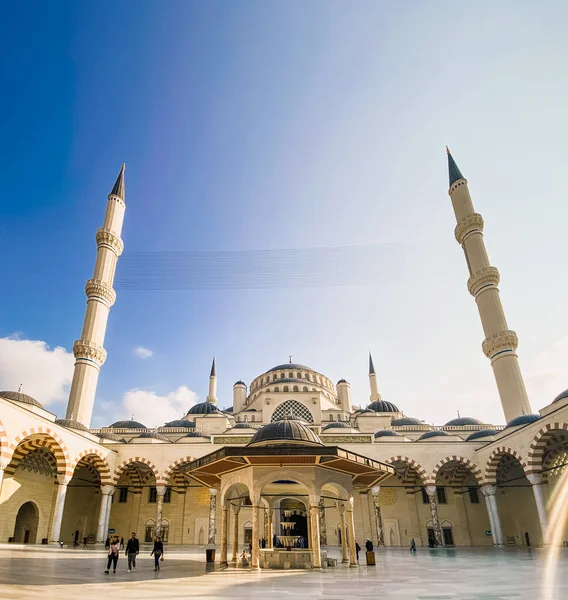 30 de outubro de 2019. Mesquita Camlica de Istambul. Camlica Turca Camii. A maior mesquita da Turquia. A nova mesquita e a maior de Istambul. Localizado na bela Buyuk Camlica Tepesi colina, Uskudar — Fotografia de Stock