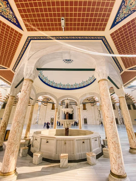 30. října2019. Mešita Istanbul Camlica. Turecká Camlica Camii. Největší mešita v Turecku. Nová mešita a největší v Istanbulu. Nachází se na krásném kopci Buyuk Camlica Tepesi, Uskudar — Stock fotografie