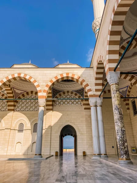 30 de outubro de 2019. Mesquita Camlica de Istambul. Camlica Turca Camii. A maior mesquita da Turquia. A nova mesquita e a maior de Istambul. Localizado na bela Buyuk Camlica Tepesi colina, Uskudar — Fotografia de Stock