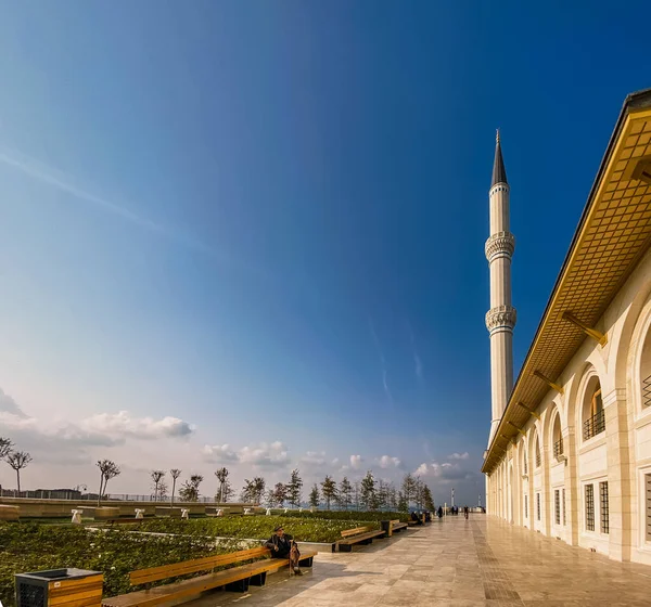 2019. október 30. Isztambul Camlica mecset. Török Camlica Camii. Törökország legnagyobb mecsete. Az új mecset és a legnagyobb Isztambulban. Található a gyönyörű Buyuk Camlica Tepesi dombon, Uskudar — Stock Fotó