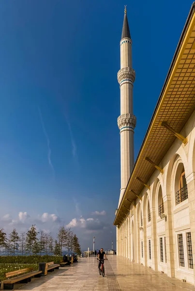 2019. október 30. Isztambul Camlica mecset. Török Camlica Camii. Törökország legnagyobb mecsete. Az új mecset és a legnagyobb Isztambulban. Található a gyönyörű Buyuk Camlica Tepesi dombon, Uskudar — Stock Fotó