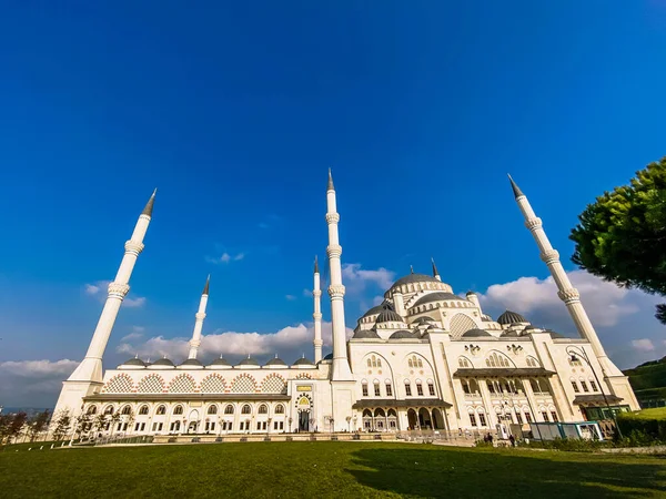 30 Οκτωβρίου 2019. Τζαμί Καμλίκα Ιστανμπούλ. Τουρκική Camlica Camii. Το μεγαλύτερο τζαμί στην Τουρκία. Το νέο τζαμί και το μεγαλύτερο στην Κωνσταντινούπολη. Βρίσκεται στην όμορφη Buyuk Camlica Tepesi λόφο, Uskudar — Φωτογραφία Αρχείου
