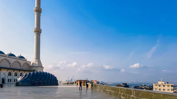 30 de outubro de 2019. Mesquita Camlica de Istambul. Camlica Turca Camii. A maior mesquita da Turquia. A nova mesquita e a maior de Istambul. Localizado na bela Buyuk Camlica Tepesi colina, Uskudar — Fotografia de Stock