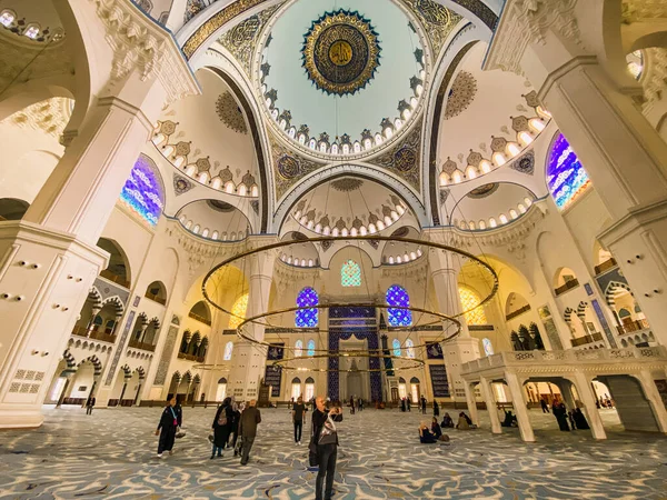 30 Ekim 2019. İstanbul. İstanbul Camlica Camii 'nin içindeki kubbenin görüntüsü. Camlica Camii Türk Camlica Camii. Buyuk Camlica Tepesi tepesi — Stok fotoğraf