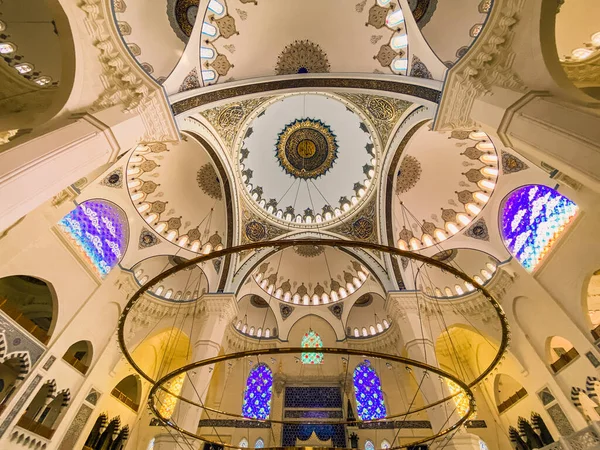 30 Ekim 2019. İstanbul. İstanbul Camlica Camii 'nin içindeki kubbenin görüntüsü. Camlica Camii Türk Camlica Camii. Buyuk Camlica Tepesi tepesi — Stok fotoğraf