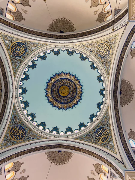 30 Ekim 2019. İstanbul. İstanbul Camlica Camii 'nin içindeki kubbenin görüntüsü. Camlica Camii Türk Camlica Camii. Buyuk Camlica Tepesi tepesi — Stok fotoğraf