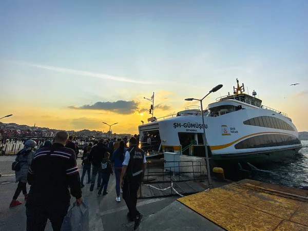 30 de octubre de 2019. Pasajeros en ferry a la izquierda. Gente viajando en barco. los pasajeros van de muelle en ferry. Gente abordando barco. transporte público en Turquía. Multitud de carga de salida del ferry del Bósforo — Foto de Stock