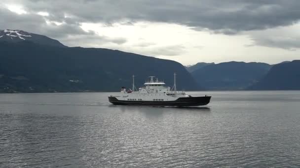 22 de julho de 2019. Noruega. Ferry boat transporte Noruega. O ferry branco de passageiros vai para o fiorde. Na Noruega. Ferry a atravessar um fiorde. Ferryboat cruzeiro no fiorde norueguês — Vídeo de Stock