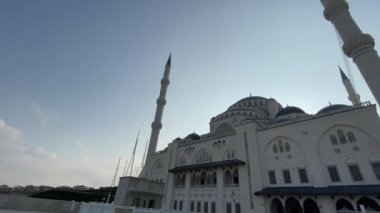 30 Ekim 2019. İstanbul Camlica Camii. Türk Camlica Camii. Türkiye 'nin en büyük camii. Yeni cami ve İstanbul 'un en büyüğü. Güzel Buyuk Camlica Tepesi tepesinde, Uskudar 'da.