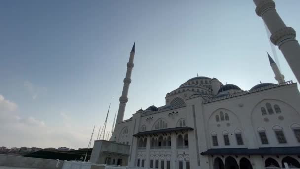 30 października 2019. Meczet Stambuł Camlica. Turecka Camlica Camii. Największy meczet w Turcji. Nowy meczet i największy w Stambule. Położony na pięknym Buyuk Camlica Tepesi wzgórzu, Uskudar — Wideo stockowe