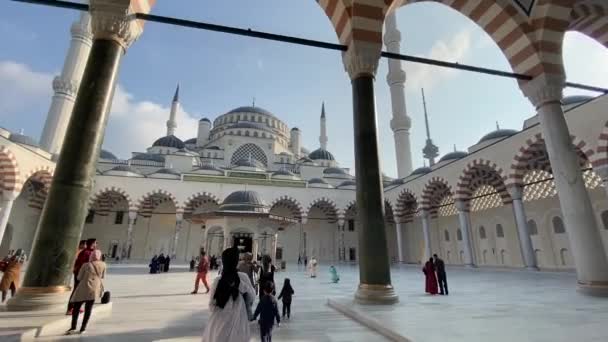 30 октября 2019 года. Мечеть Камлика. Турецкая Camlica Camii. Самая большая мечеть в Турции. Новая мечеть и самая большая в Стамбуле. Ломбард на красивом холме Буюк Камлика Тепеши, Ускудар — стоковое видео