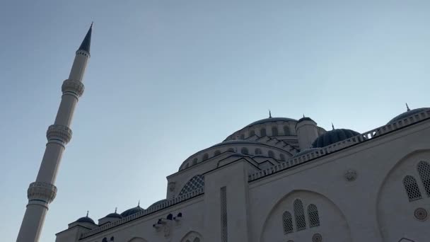 30 oktober 2019. Istanbul Camlica Moskee. Turkse Camlica Camii. De grootste moskee in Turkije. De nieuwe moskee en de grootste in Istanbul. Gelegen op de prachtige Buyuk Camlica Tepesi heuvel, Uskudar — Stockvideo