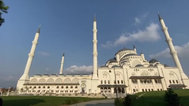 30 de octubre de 2019. Mezquita de Estambul Camlica. Turca Camlica Camii. La mezquita más grande de Turquía. La nueva mezquita y la más grande de Estambul. Situado en la hermosa colina Buyuk Camlica Tepesi, Uskudar — Vídeo de stock