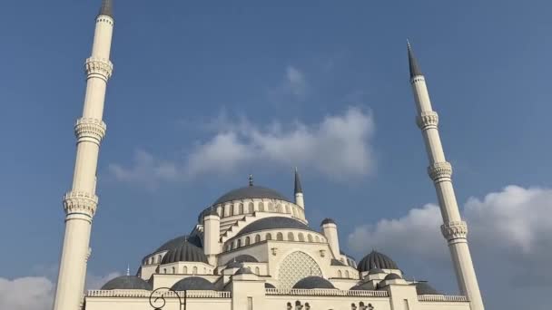 30 de outubro de 2019. Mesquita Camlica de Istambul. Camlica Turca Camii. A maior mesquita da Turquia. A nova mesquita e a maior de Istambul. Localizado na bela Buyuk Camlica Tepesi colina, Uskudar — Vídeo de Stock