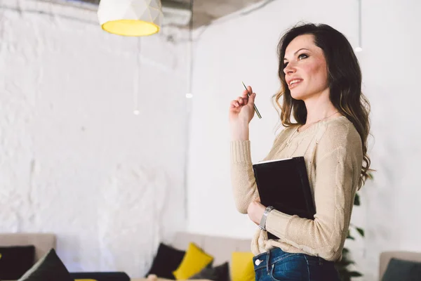 Empresária inteligente em pé no escritório moderno e segurando tablet de papel com caneta. Conceito de trabalho de empreendedor bem sucedido. Mulher de negócios segurando diário e caneta. Empreendedorismo PME — Fotografia de Stock