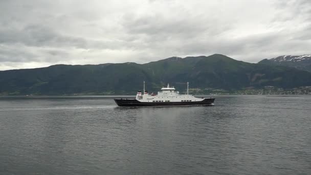 22 juli 2019. Norge. Färja båt transport Norge. Vit passagerarfärja går på fjord. I Norge. färjan korsar en fjord. Kryssning med färja på norsk fjord — Stockvideo