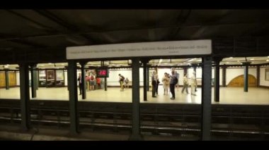 Budapeşte Macaristan eski moda metro durağı yer altında. Budapeşte metrosundaki sarı tren. Budapeşte metro istasyonunun içi. Metro hattı 1. 15 Temmuz 2017. Macaristan. Budapeşte