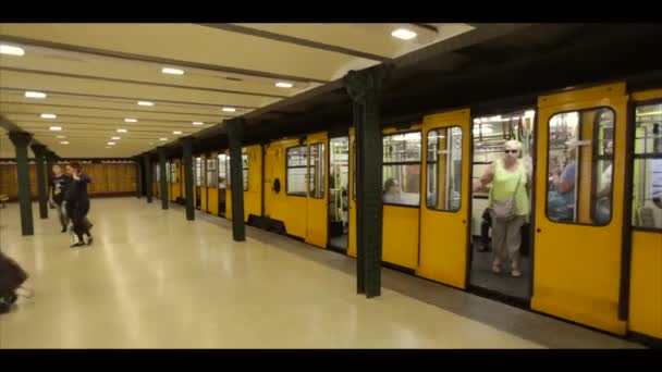ブダペストハンガリーヴィンテージの古い地下鉄列車は地下を停止します。ブダペスト地下鉄の黄色の列車。ブダペストの地下鉄駅のインテリア。地下鉄1号線。2017年7月15日ハンガリーブダペスト — ストック動画