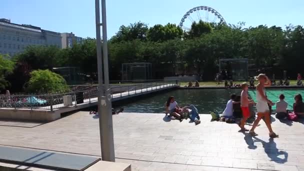 Budapest, Hungría - 13 de julio de 2017: Jóvenes reunidos en un parque en Budapest Hungría  . — Vídeos de Stock