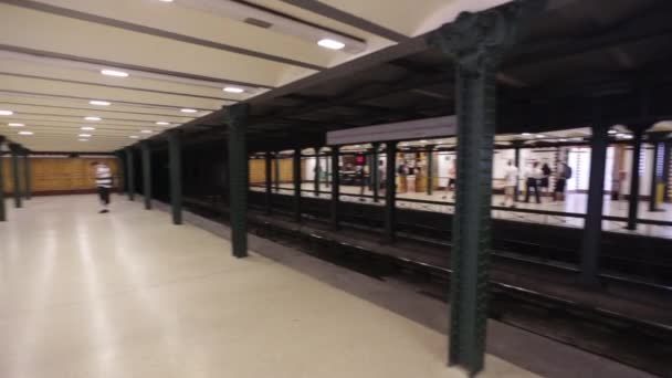 ブダペストハンガリーヴィンテージの古い地下鉄列車は地下を停止します。ブダペスト地下鉄の黄色の列車。ブダペストの地下鉄駅のインテリア。地下鉄1号線。2017年7月15日ハンガリーブダペスト — ストック動画