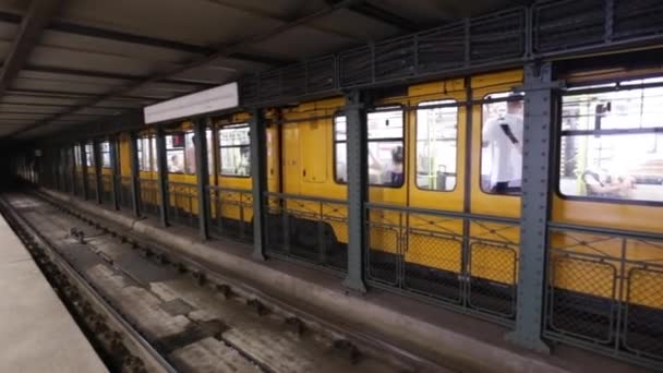 Budapest Hungría antigua parada de tren de metro antiguo metro. Tren amarillo en el metro de Budapest. Interior de la estación de metro de Budapest. Línea 1 del metro. 15 de julio de 2017. Hungría. Budapest — Vídeos de Stock