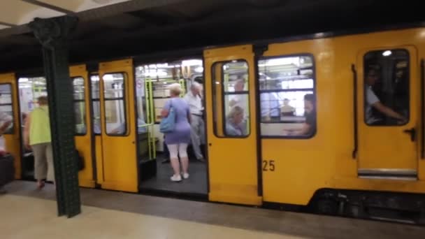 Budapest ungarischen Vintage alten U-Bahn-Haltestelle U-Bahn. Gelber Zug in Budapest Metro. Innenraum der Metrostation in Budapest. U-Bahn-Linie 1. Juli 15, 2017. Ungarn. budapest — Stockvideo