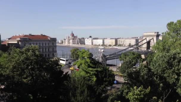 Будапешт, Венгрия - 13 июля 2017 года: знаменитый Цепной мост через Дунай в Будапеште, Венгрия Европа — стоковое видео
