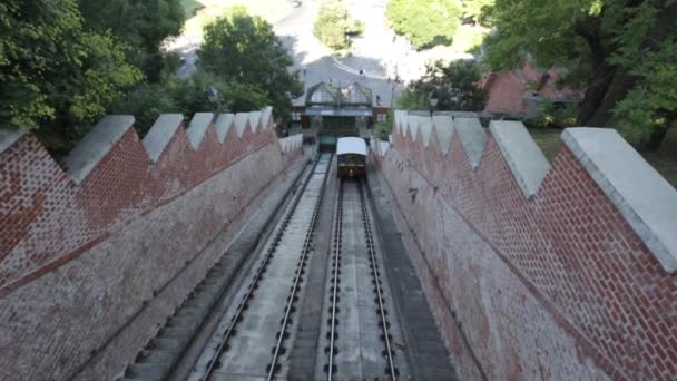 Budapešť, Maďarsko - 13. července 2017: Funicular s turisty na hrad Buda — Stock video