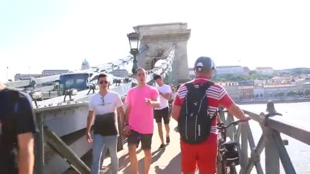 Budapest, Ungern - 13 juli 2017: Den berömda Chain Bridge över Donau i Budapest, Ungern — Stockvideo