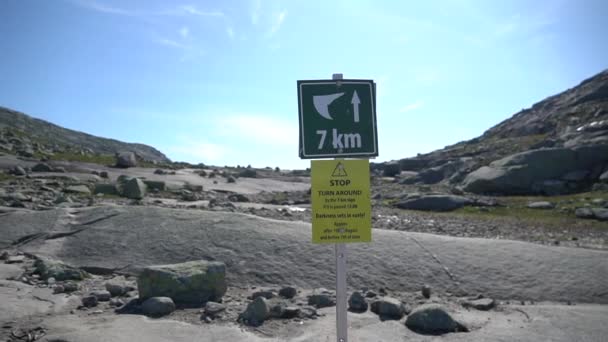 Norveç, Trolltunga 'ya giden yolu gösteren işaret direği. Skjeggedal, Norveç - 21 Temmuz 2019: Trol Dili veya Trol Dili 'ne yön ve uzaklığı gösteren işaret direği — Stok video