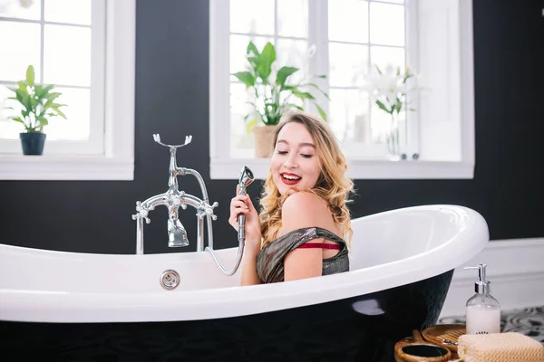 Εσωτερικό μοντέρνο πολυτελές μινιμαλιστικό μπάνιο με παράθυρο. Θέμα μόδας και στυλ. Διακοπές πλούσιες γυναίκες σε σπα ακριβό ξενοδοχείο. Μόδα πορτρέτο μοντέλο στο μπάνιο — Φωτογραφία Αρχείου