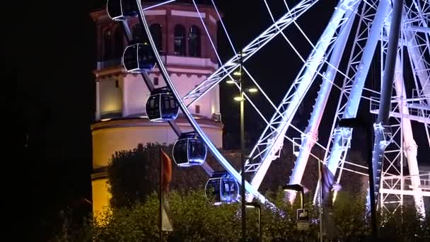 25 октября 2018 года Германия, Дюссельдорф. Северный Рейн. Центр города, набережная реки. Сараевская ратуша и колесо обозрения осенью в пасмурную погоду — стоковое видео