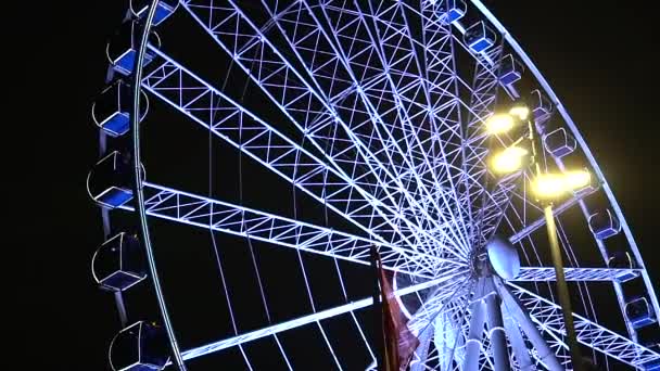 Düsseldorf. Nordrhein-Westfalen. Innenstadt, die Uferböschung des Flusses. Saray Rathaus und das Riesenrad im Herbst bei bewölktem Wetter — Stockvideo