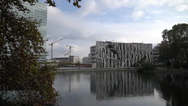 27 Ekim 2018. Almanya, D sseldorf. Kuzey Ren. K-Bogen Şehir Merkezi olarak bilinen bina kompleksi, mimari, modern sanat deco tasarımı, çağdaş merkez, pazar yeri inşaatı — Stok video