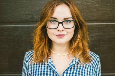 Moda elbisesi giyen kadın. Kadın göz giysisi. Eski moda elbiseler giyen çekici kızıl saçlı kız. Güzel kadın gözlük takıyor. Sağlık ve vizyon konsepti, gözlüklü kadını kapat.