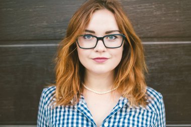 Moda elbisesi giyen kadın. Kadın göz giysisi. Eski moda elbiseler giyen çekici kızıl saçlı kız. Güzel kadın gözlük takıyor. Sağlık ve vizyon konsepti, gözlüklü kadını kapat.