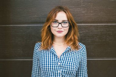 Moda elbisesi giyen kadın. Kadın göz giysisi. Eski moda elbiseler giyen çekici kızıl saçlı kız. Güzel kadın gözlük takıyor. Sağlık ve vizyon konsepti, gözlüklü kadını kapat.