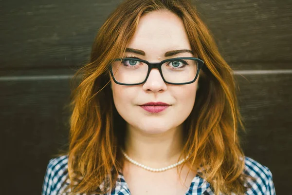 Moda mujer vestido de verano. Ropa de mujer. Chica pelirroja atractiva con vestido retro estilo vintage. mujer de belleza con gafas. concepto de salud y visión, primer plano de la mujer con anteojos —  Fotos de Stock