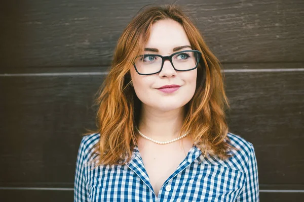 Moda mujer vestido de verano. Ropa de mujer. Chica pelirroja atractiva con vestido retro estilo vintage. mujer de belleza con gafas. concepto de salud y visión, primer plano de la mujer con anteojos —  Fotos de Stock