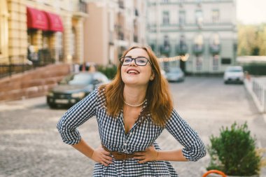 Eski Avrupa şehir sokağında mutlu stil sahibi bir kadın, kaygısız ve gerçek mutluluk anı. Genç, güzel, neşeli bir kadın eski caddede yürüyor. Avrupa gezisi, eski şehir, yaz tatili