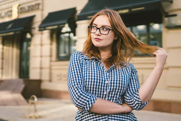 Woman walking in dress in old city. Fashion Style Photo Of A Young Girl. happy stylish woman at old european city street. Tourist background of hotel. Man near building facade old european hotel — ストック写真